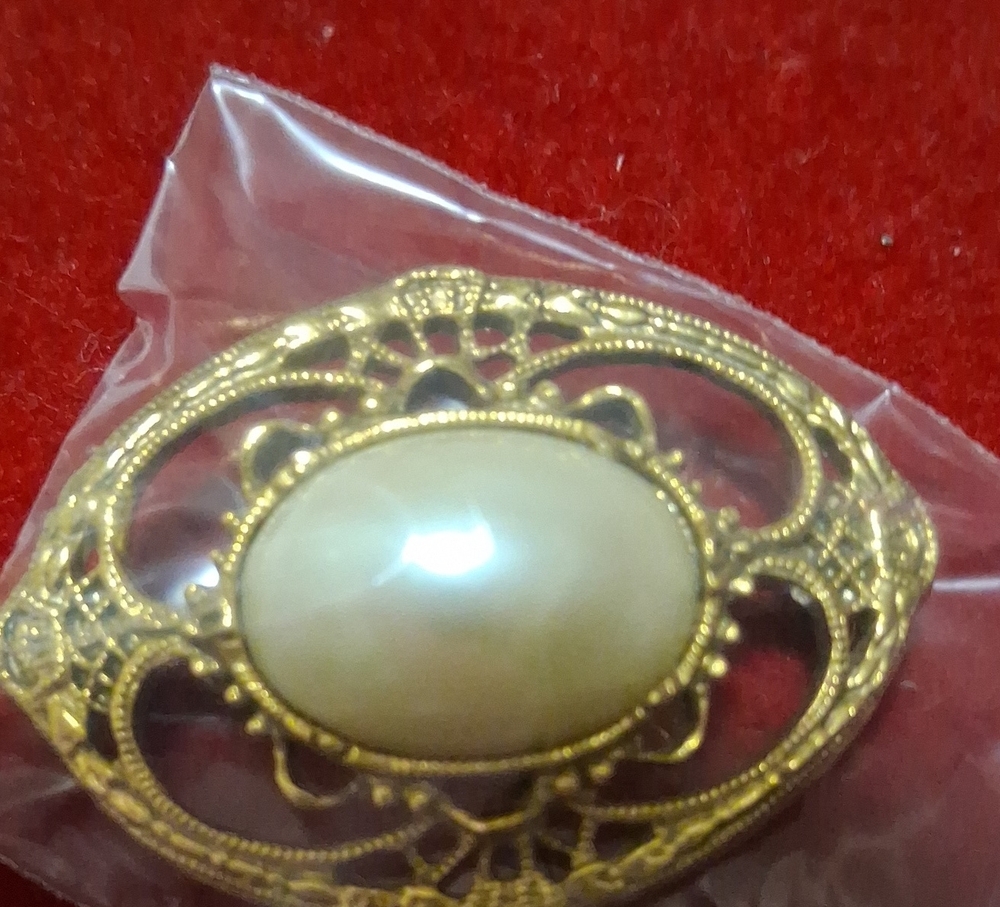 Source Unknown Gold-Tone Filigree Brooch with Cream Oval Cabochon
